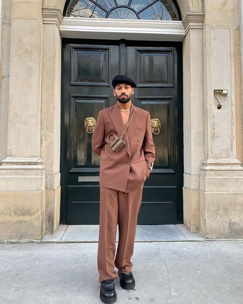 Mini Jacquemus, Brown Suit Wedding, Dapper Gentleman Style, Men Fashion Photoshoot, Men's Street Style, Brown Suit, Jacquemus Bag, Men's Streetwear, Wedding Outfit Men