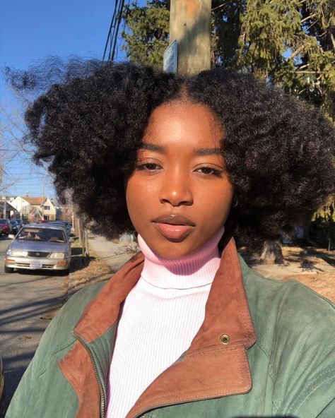 Green Lantern Corps, Afro Textured Hair, Afro Wigs, Natural Hair Beauty, Natural Hair Inspiration, Natural Hair Tips, Middle Part, Short Curly Hair, Afro Hairstyles