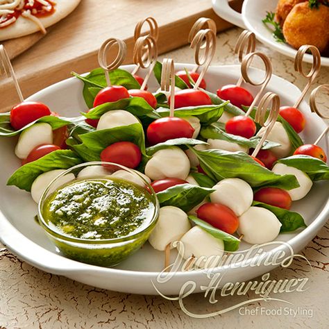 Salsa Pesto con Pinchos Capresse Dominican Food, Cheese Sticks, Caprese Salad, Food Styling, Christmas Food, Pesto, Gluten Free, Favorite Recipes, Chef