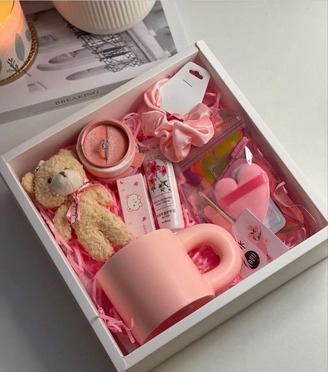 That PINK gift box for her👑💗 Gift Box Ideas Best Friend, Presents Box Ideas, Pink Gift Ideas Birthday, Cute Hamper Gift Ideas, Hello Kitty Gift Box Ideas, Room Decor Gift Ideas, Pink Birthday Box Gift, Cute Present Ideas For Best Friend, Pink Birthday Gift Ideas