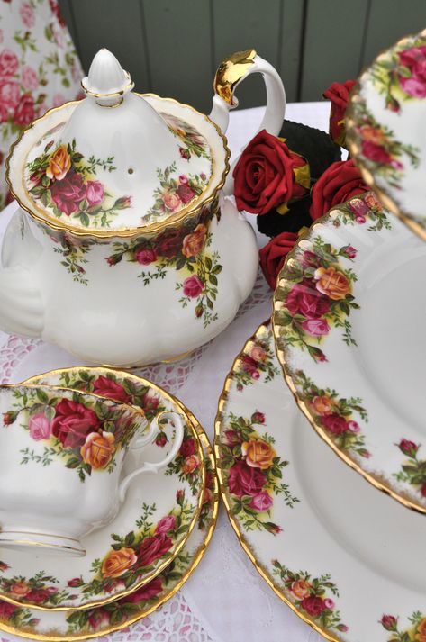 Plates And Cups, Country Rose, Vintage Tea Sets, Decoration Shabby, Royal Albert Old Country Roses, Royal Albert China, Sushi Set, Tea Cups And Saucers, Gold Flatware