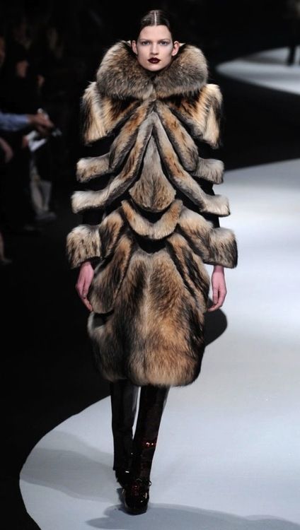 Viktor & Rolf. Poor animals were killed to make this bloody disgustingly ugly coat!! Bear Fashion, Victor And Rolf, Fabulous Furs, Oversize Sleeves, Viktor Rolf, Viktor & Rolf, Carrie Bradshaw, Fur Fashion, Couture Collection