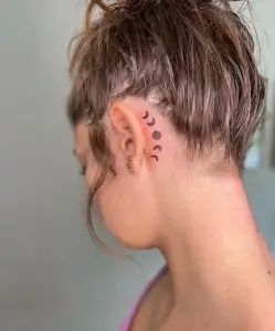 100 Amazing Behind the Ear Tattoos for 2023! - Tattoo Twist Behind Ear Tattoo Grunge, Being Ear Tattoo, Back Of Ear Tattoos For Women Unique, Tattoos That Look Like Jewelry, Pisces Tattoo Behind The Ear, Moon Phase Behind Ear Tattoo, Small Tattoo By Ear, Pretty Tattoos Behind The Ear, Boho Behind Ear Tattoo