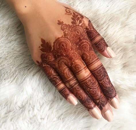 Pretty Henna, Finger Henna Designs, Henna Tattoo Designs Hand, Simple Henna Tattoo, Latest Henna Designs, Simple Mehndi Designs Fingers, Very Simple Mehndi Designs, Pretty Henna Designs, Full Mehndi Designs