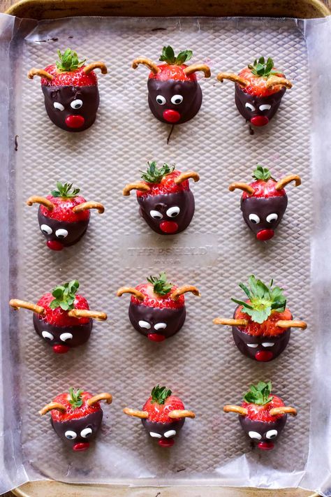 Reindeer Themed Food, Strawberry Reindeer, Christmas Dipped Strawberries, Dipped Strawberries Recipe, Strawberry Dipped, Office Workouts, Valentine Chocolate Covered Strawberries, Reindeer Treats, Valentines Party Food