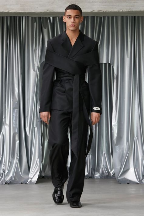 Mens Structured Fashion, Men Couture Outfits, Futuristic Look Men, High Fashion Prom Men, Mens Suit Fashion 2023, Men Fashion Runway 2023, Vogue Fashion Men, Mens Catwalk Fashion, High Fashion Winter Outfits Men