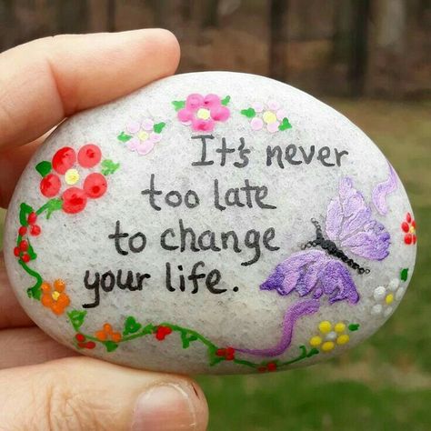 Painted Garden Rocks, Inspirational Rocks, Rock Painting Tutorial, Colorful Florals, Diy Rock Art, Stone Art Painting, Happy Stones, Painted Rocks Craft, Painted Rocks Diy