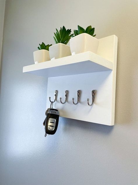 New Build Decor, White Home Decor Ideas, Key Holder Ideas, Home Necessities, Home Decor For Small Spaces, Ingangs Decor, Key Organiser, Zimmer Diy, Family Home Decor