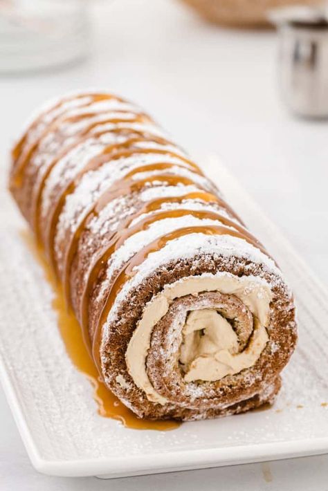 Banana Cake Roll with Cream Cheese Filling - Princess Pinky Girl Banana Cake Roll, Caramel Banana Cake, Sponge Cake Roll, Sundae Toppings, Banana Bread Cake, Banana Roll, Chocolate Roll Cake, Caramel Rolls, Banana Dessert Recipes