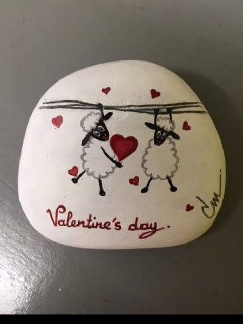 Valentines Day Rock Painting, Valentines Day Painted Rocks, Valentine Rocks, Painting Valentines, Garden Rock Art, Art Stone, Painted Rocks Craft, Painted Rocks Diy, Painting Glassware