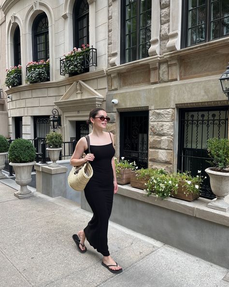 pretending I’m going to the beach for 4th of July weekend ☀️🐚🧳 outfit details: dress @skims bag @mango flip flops @gap glasses @madewell #summeroutfitideas #summeroutfitinspo #summerfashion #skimsdress #strawbag #beachoutfit #beachoutfits #beachoutfitideas #timelessstyle skims dress, dress with flip flops, straw bag, timeless style, chic style, capsule wardrobe Havaianas Outfit, Aesthetic Dress Outfit, Style Capsule Wardrobe, Style Capsule, Aesthetic Dress, Going To The Beach, Weekend Outfit, Style Chic, Outfit Details