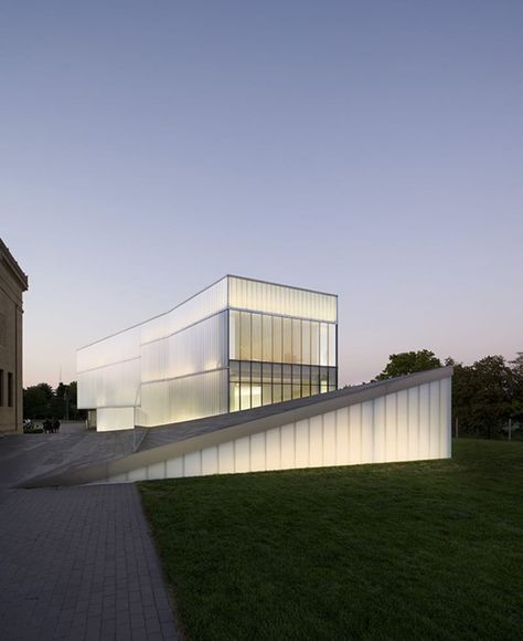 STEVEN HOLL ARCHITECTS, Raul J. Garcia, Chris Mcvoy · Nelson Atkins Museum Addition · Divisare Steven Holl Architecture, Architecture College, Richard Rogers, Steven Holl, Facade Lighting, Santiago Calatrava, Casa Patio, Forest Hill, Alvar Aalto