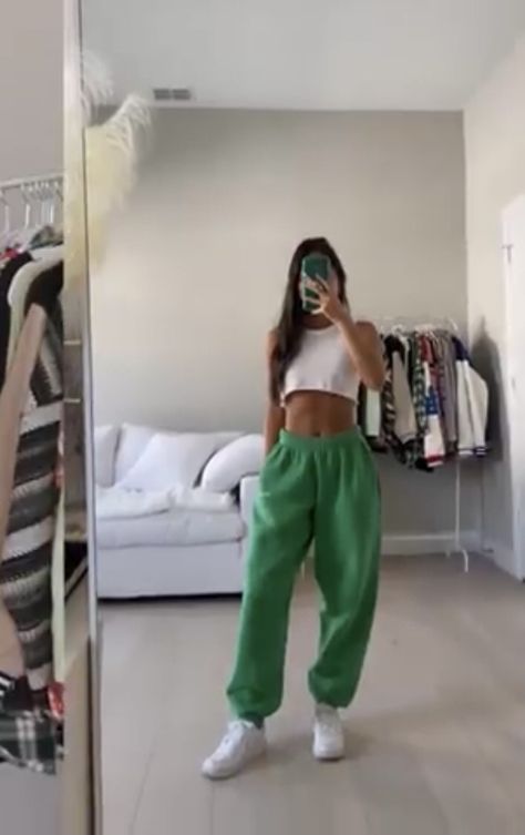 Bright Sweatpants Outfit, Sweatpants Outfit Colorful, Color Sweatpants Outfit, How To Style Green Sweatpants, Green Sweat Pants Outfits, Sweatpants Summer Outfit, Green Sweats Outfit, Green Track Pants Outfit, Colored Sweatpants Outfit