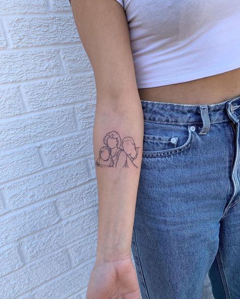 Portrait Line Tattoo, Picture Tattoos Outline, Family Photo Tattoo, Family Outline Tattoo, Photo Outline Tattoo, Tattoos For Your Parents, Picture Outline Tattoo, Family Portrait Tattoo, Outline Pictures