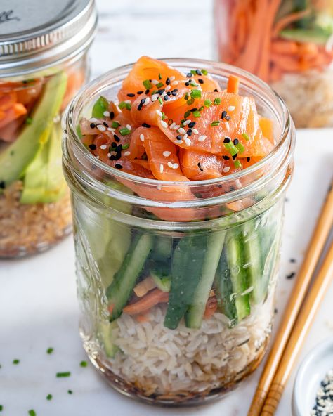 Sushi Bowl Mason Jar, Glass Jar Meals, Mason Jar Poke Bowl, Sushi Mason Jar, Meal Jars Ideas, Hot Mason Jar Meals, Shrimp Mason Jar Salad, High Protein Mason Jar Meals, Mason Jar Food Ideas