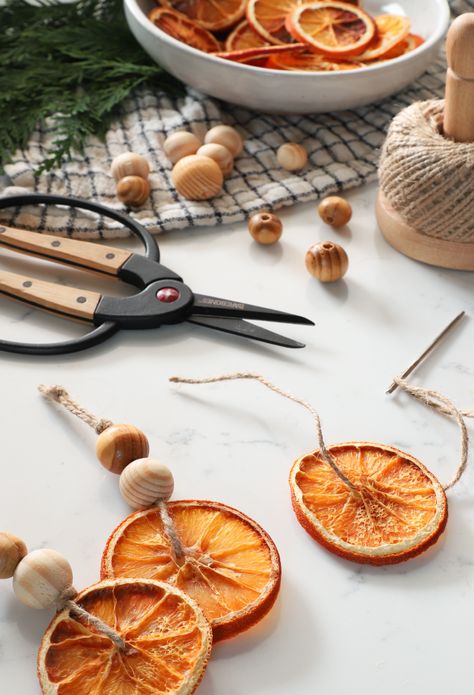 MY DIY | Dried Orange Ornaments & Garland - I SPY DIY Dried Orange Ornaments, Joululahjat Diy, Navidad Natural, Orange Ornaments, I Spy Diy, Ornament Garland, Dried Oranges, Tanah Liat, Homemade Decor