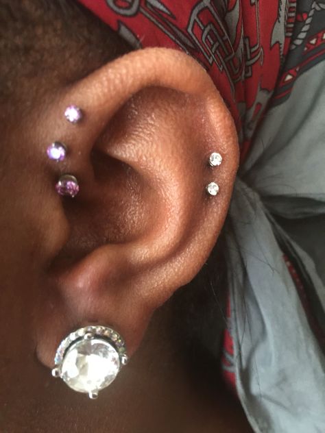 Double Helix And Forward Helix Piercing, Forward Helix Piercing Black Women, Triple Mid Helix Piercing, Double Forward Helix Piercing Ideas, Double Low Helix Piercing, Double Helix Piercings Aesthetic, Double Helix Stud, Mid Helix Piercing Ideas, Double Mid Helix Piercing