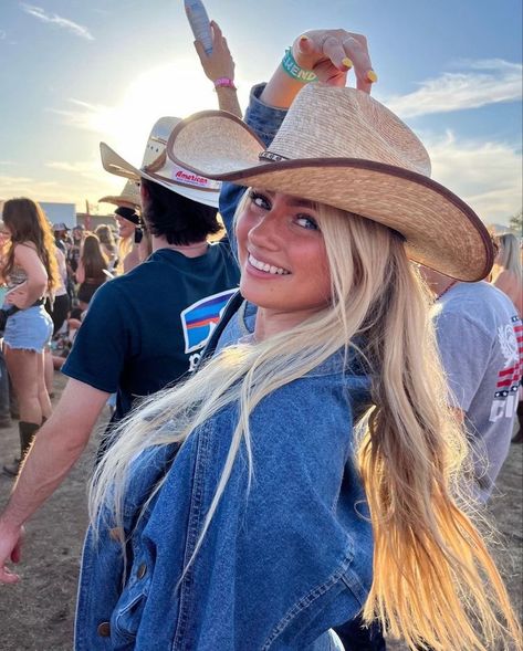 Levi Jeans Outfit Country, Coastal Cowgirl Lifestyle, Cute Country Concert Pictures, Papas And Beer Rosarito Outfit, Country Concert Picture Ideas Solo, Cowgirl Cocktail Attire, Cute Country Pictures, Country Concert Instagram Pictures, Rodeo Pictures Ideas