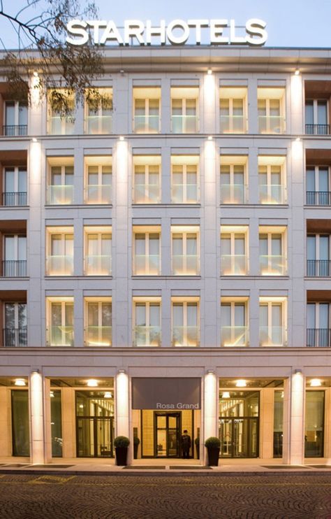 Rosa Grand Stunning Luxury Hotel in Milan , vacaciones en un buen hotel Modern Front Porches, Hotel Facade, Milan Hotel, Classic Hotel, Hotel Exterior, Facade Lighting, Hotel Building, Casas Coloniales, Hotel Architecture