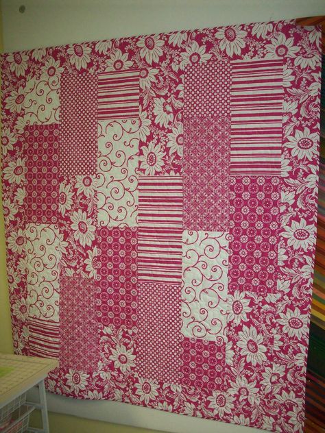 Easy Peasy Quilt Pattern Free, Strip Quilt, Quilt Big, Pink Quilt, Block Quilts, Big Block Quilts, Fat Quarter Quilt, Quilt Sewing Patterns, Quilt Square Patterns