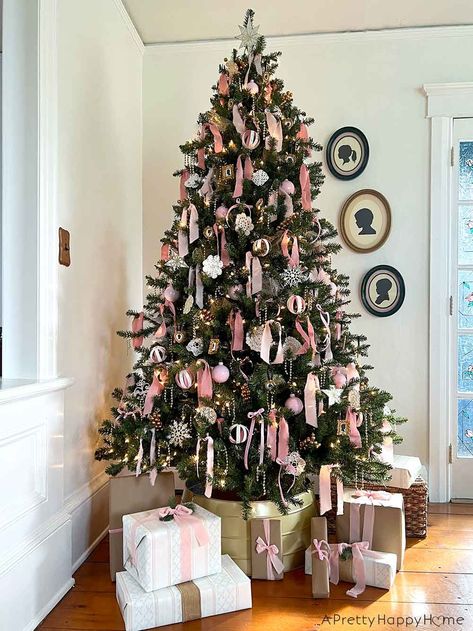 Rose Gold Christmas Tree Ideas Themed, Pink Girly Christmas, Pink Christmas Tree Ideas, Girly Christmas Tree, Barbie Christmas Tree, Pink Christmas Tree Decorations, Rose Gold Christmas Tree, Christmas Tree Inspo, Hogwarts Christmas