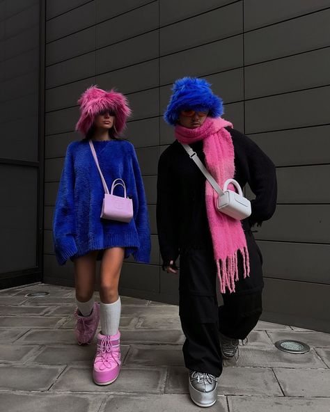 Josef & Hannah on Instagram: “A moment for the hats please?!?😍💞 @imi___studios 💙✨” Pink Moon Boots, Imi Studios, Rave Outfits Winter, Fur Hat Outfit, Fur Boots Outfit, Moon Boots Outfit, Trendy Outfit Inspo, Fur Bucket, Faux Fur Bucket Hat