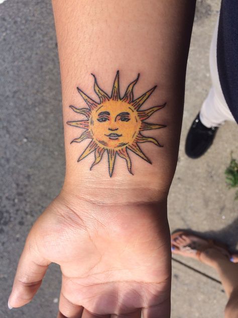 Smiling Sun Tattoo, Mexican Sun Tattoo, Yellow Sun Tattoo, Granola Tattoo Ideas, Sun Tattoo Color, Sun Tattoo With Face, Sun With Face Tattoo, Luke Tattoo, Traditional Sun Tattoo