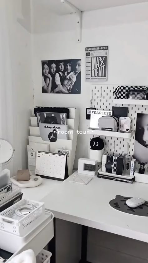 Small Rooms Aesthetic, White Desk Setup, Bedroom Desk Decor, Home Gel Nails, Black Room Decor, Kpop Albums, White Room Decor, Room Redesign, Bedroom Desk