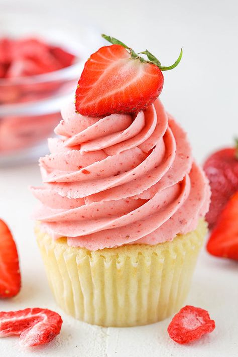 Strawberry Buttercream Cupcakes, Strawberry Buttercream Frosting Using Freeze Dried Strawberries, Fresh Strawberry Buttercream Frosting, Homemade Strawberry Buttercream Frosting, Best Strawberry Buttercream Frosting, Freeze Dried Strawberry Frosting, Homemade Strawberry Frosting, Strawberry Frosting Recipes, Life Love And Sugar