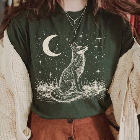 Vintage Fox Shirt, Wildflower Shirt, Cottagecore Shirt, Retro, Forestcore T-Shirt, Fox Lover Gifts, Linocut Illustration. 📣 INFORMATION * All shirts are UNISEX * 100% Airlume combed and ringspun cotton (fiber content may vary for different colors) * Wash and dry normally (on cool for best results) 👕 SIZING * For an oversized fit, select two or three sizes up from your normal size * Model is wearing size L * Sizing runs true to size * Most women find their typical size works best, since they ar Vintage Linocut, Wild Aesthetic, Linocut Illustration, Witchy Outfits, Stars Shirt, Celestial Shirt, Fox Shirt, Cottagecore Shirt, Vintage Fox