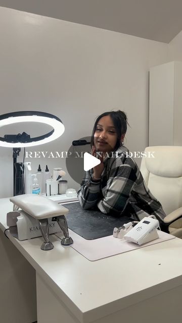 𝑵𝒂𝒊𝒍 𝑻𝒆𝒄𝒉𝒏𝒊𝒄𝒊𝒂𝒏 | 𝑴𝑨 on Instagram: "revamp my nail desk with me ! 🤍 out with the old and in with the new ✨ • • #nails #naildesign #nailsalon #nailtechnician #nailtech #nailstudio #nailinspo #naildesigns #nailsofinstagram #nails💅 #decor #salon" Manicure Table Set Up, Nail Tech Desk Setup Ideas, Ikea Nail Salon Ideas, Nail Suite Decor Ideas, Nail Suite Ideas, Nail Desk Setup, Small Nail Salon Ideas, Nail Tech Studio, Nail Studio Ideas Small Spaces