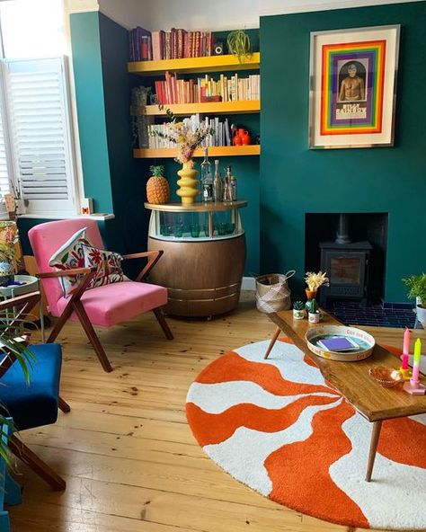 Quirky Living Room Ideas, Eclectic Bohemian Living Room, Quirky Living Room, Mid Century Modern Eclectic, Teal Rooms, Colorful Mid Century Modern, Funky Living Rooms, Teal Living Rooms, Retro Living Rooms