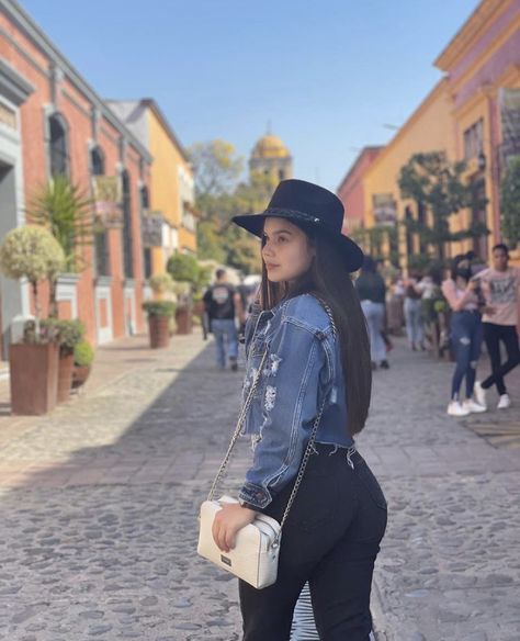 Outfits For Guanajuato, Outfit Tequila Jalisco Mujer, Outfits For Tequila Jalisco, Look Con Sombrero Outfits, Tequila Guadalajara Outfit, Guanajuato Mexico Outfit, Outfit Para Tequila Jalisco, Jalisco Outfits, Outfits Guadalajara