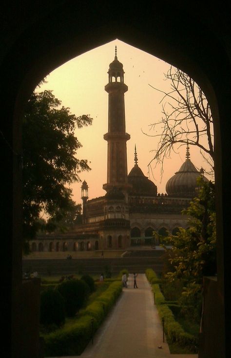 Bada Imambara Lucknow, Imambara Lucknow, Sky Edit, Post Wallpaper, Islam Aesthetic, Novel Books, South Asian Aesthetic, India Travel Places, India Architecture