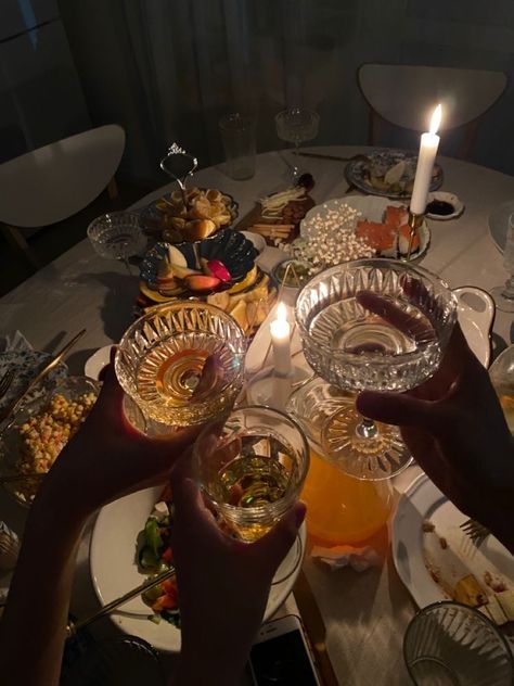 Flatmates Aesthetics, Christmas Dinner Party Aesthetic, Fall Birthday Aesthetic, Dinner Parties Aesthetic, Nye Picture Ideas, Birthday Dinner Pictures, Fancy Dinner Party Aesthetic, Summer Dinner Party Aesthetic, Dinner Party Vibes