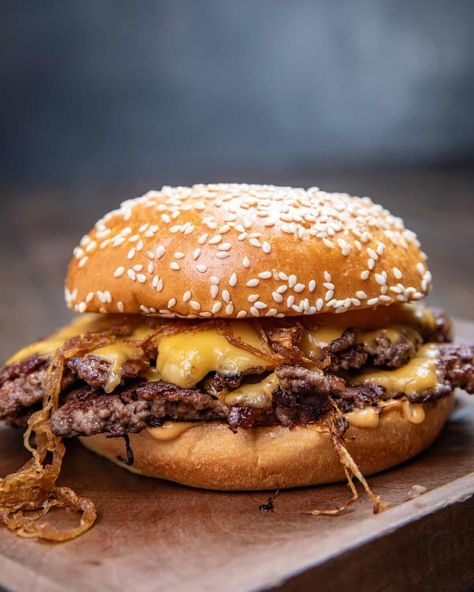 These Oklahoma style onion smash burgers feature two smash burgers with cheese, caramelized onions and a burger sauce that's so good! Essen, Smash Patty Burgers, Gourmet Beef Burgers, Crazy Burger, Smash Burger Recipe, Patty Recipe, Cheese Burgers, Hamburger Patty, Smash Burgers