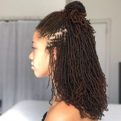 Elizabeth - DIY Microlocs on Instagram: “#diymicrolocs sometimes I think the half up bun looks ridiculous bc the locs on top are so small and numerous. But then I take a side view…” Sista Locs Sister Locks, Medium Microlocs, Micro Locks Hair Styles, Long Micro Locs, Dyed Microlocs, Micro Twists Natural Hair, Colored Microlocs, Long Microlocs, Sister Locs Sisterlocks