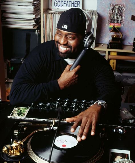 Frankie Knuckles, the Godfather of House Music House Underground, Larry Levan, Chicago House Music, Frankie Knuckles, Chicago House, Recording Studio Design, Dj Booth, Home Studio Music, Disc Jockey