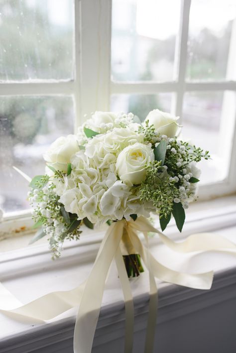 Hydrangea And Rose Bouquet, Baby's Breath Centerpieces, Creative Floral Arrangements, White Hydrangea Wedding, Small Wedding Bouquets, Hydrangea Bouquet Wedding, Simple Wedding Bouquets, Classic Weddings, White Rose Bouquet