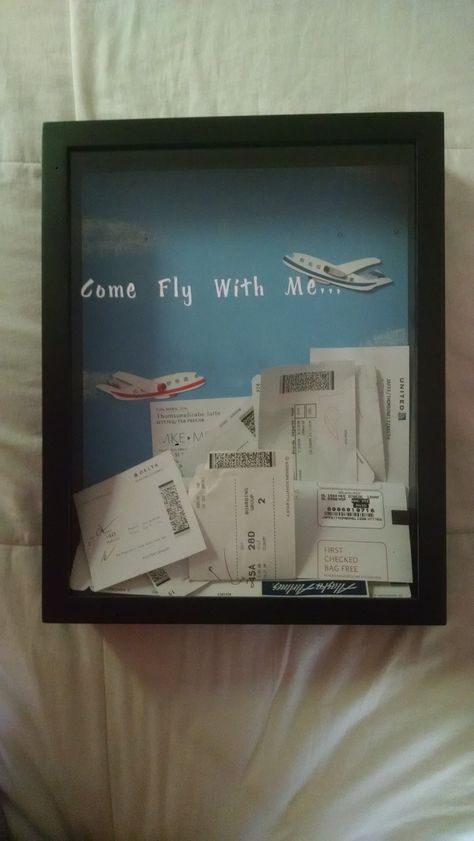 Travel Keepsake for old plane tickets Travel Board Diy, Souvenir Wall Travel Memories, Travel Board Ideas Diy, Travel Keepsakes Display, Plane Gift Ideas, Travel House Decor, Travel Keepsake Ideas, Travel Room Decor Bedroom, Travel Box Ideas