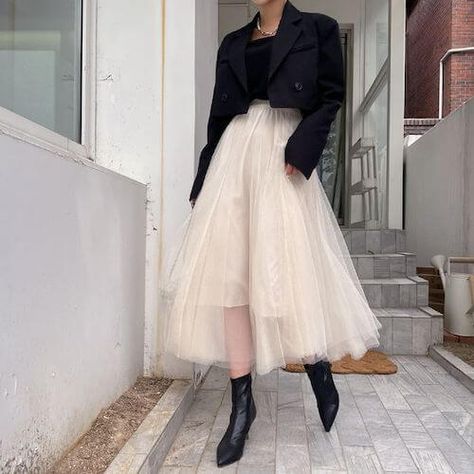 Tulle Skirts For Older Women, Tulle Skirt Outfit 2023, Style Tulle Skirt Outfit, Cream Tulle Skirt Outfit, Tool Skirt Outfits, Tule Skirt Outfits 2023, Beige Tulle Skirt Outfit, How To Style A Tulle Skirt, Tulle Skirt With Boots