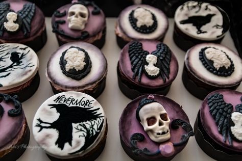 Gothic cupcakes, inspired by Edgar Ellen Poe's the Raven. Halloween cupcakes Wednesday Theme Cupcakes, Wednesday Adams Cupcakes, Wednesday Addams Cupcakes, Goth Cupcakes, Gothic Cupcakes, Haunted School, Gothic Wedding Cake, Horror Cake, Wednesday Birthday