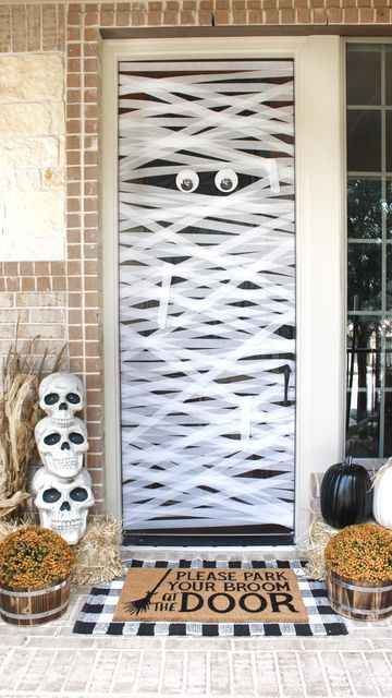 Mummy Door, Porta Halloween, Spooky Diy Halloween Decor, Halloween Decorations Outdoor Porch, Halloween Front Door Decorations, Halloween Door Decor, Halloween Front Doors, Halloween Front Porch Decor, Halloween Porch Decorations