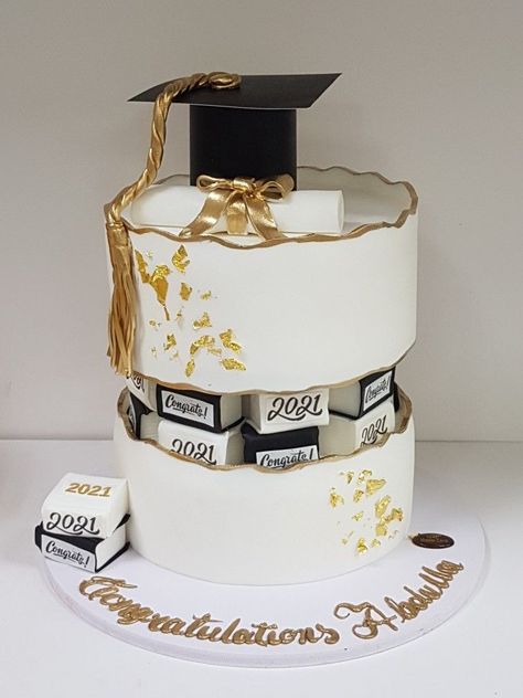 Celebrate your graduation in style with these 29+ cute cake ideas. From customized designs to themed decorations, find the perfect cake inspiration to make your milestone moment even sweeter. Graduation Cake Designs For Men, Big Graduation Cakes, Highschool Graduation Cake, Unique Graduation Cakes Design, Elegant Graduation Cakes, Cute Cake Ideas, Bolo Tumblr, Graduation Cake Ideas, Graduation Cake Designs