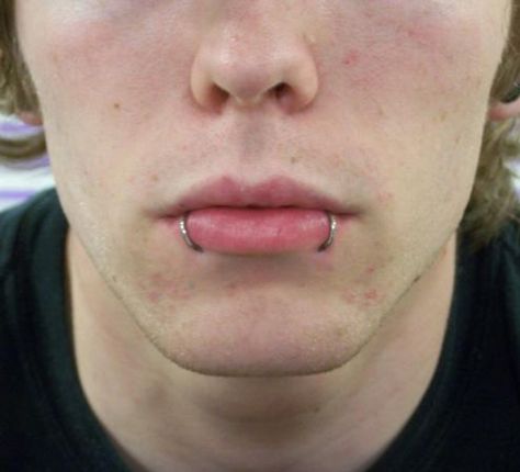 Spiderbite Piercings, Piercings Bonitos, Snake Bite Piercing, Mouth Piercings, Men's Piercings, Snake Bite, Snakebites, Face Piercings, Cool Piercings