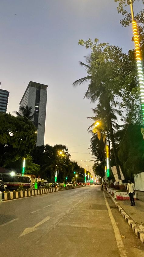 #mumbai #evening #sunset #street #sunsetphotography #pinterest #aesthetic #photo Aesthetic Mumbai Streets, Mumbai Street Photography, Aesthetic Mumbai, Sunset Street, Mumbai Street, Evening Sunset, Street Snap, Pinterest Aesthetic, Cool Instagram Pictures