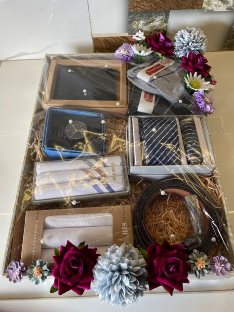 Wedding Paking Idea For Groom, Wedding Dala Decoration For Groom, Groom Engagement Packing, Groom Gift Box Ideas, Wedding Packing For Groom, Groom Wedding Packing Ideas, Groom Gift Wrapping Ideas, Taals For Groom, Engagement Packing For Groom