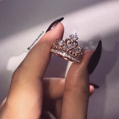 5,910 Likes, 66 Comments - PHANTOM LONDON (@phantomjewels) on Instagram: “Careful how you play your cards when you have a Queen in your hand 💅🏻👑 The Rose Gold Melrose…” Tiara Ring, Rings Ideas, Diamond Fashion Rings, Crown Ring, Cute Rings, Hand Jewelry, Girly Jewelry, Diamond Fashion, Purple Wedding