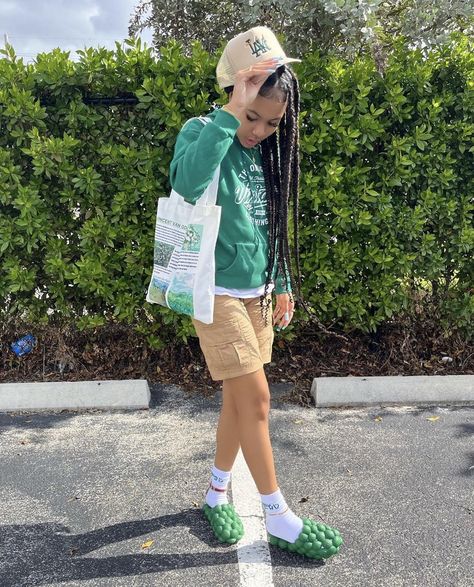 Green Croc Outfits, Seafoam 4s Outfit, Bubble Slides Outfit, Slides Outfits, Bubble Slides, Slides Outfit, Fly Girls, Shorts Outfits Women, Swag Outfits For Girls