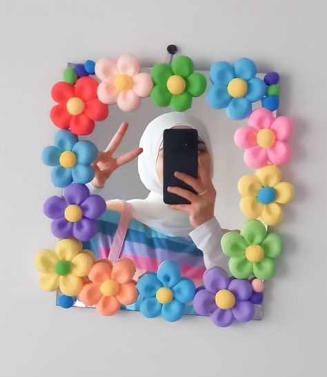 #diy #mirror_silfie Diy Flowers Mirror, Fom Clay Ideas, Molding Clay Mirror, Puffy Flower Mirror, Mirror Decorating Ideas With Clay, Foam Clay Mirror Ideas, Mirror Decorating Ideas With Flowers, Foam Clay Mirror, Square Mirror Ideas Diy